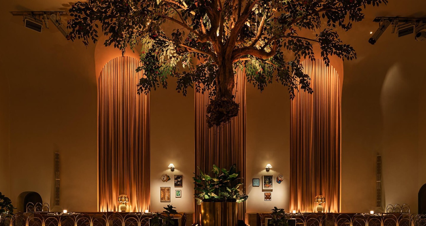 A tree and other plants in a restaurant 